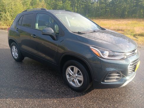 Used 2022 Chevrolet Trax LT w/ LT Convenience Package image 3