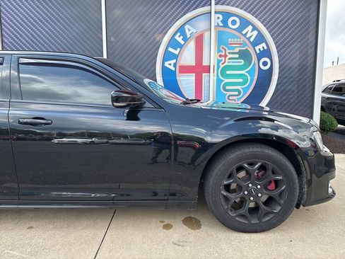 Used 2018 Chrysler 300 S w/ 300S Premium Group image 4