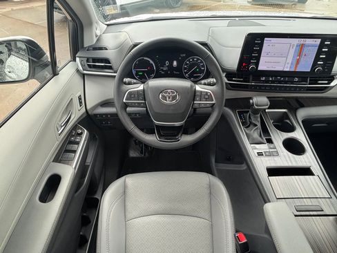Used 2023 Toyota Sienna Limited image 46