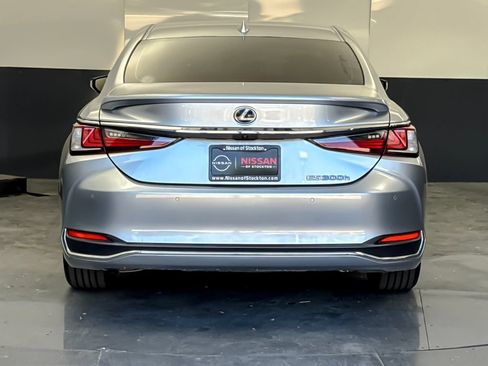 Used 2022 Lexus ES 300h w/ Premium Package FWD image 4