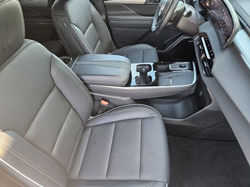 Used 2025 Buick Enclave Preferred FWD image 19