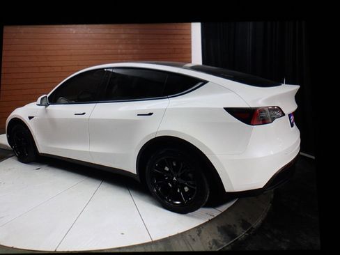 Used 2021 Tesla Model Y Long Range image 14