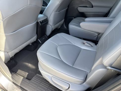 Used 2021 Toyota Highlander XLE FWD image 28