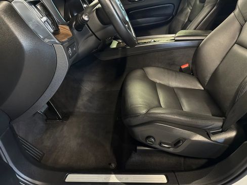 Used 2022 Volvo XC60 B5 Momentum image 41