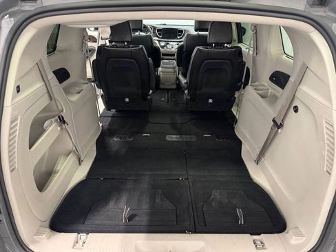 Used 2023 Chrysler Pacifica Limited FWD image 14