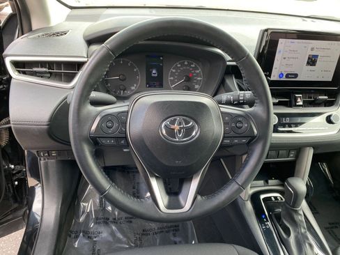 Used 2025 Toyota Corolla Cross LE image 27