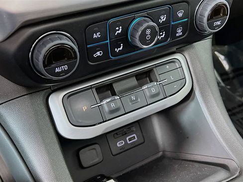 Used 2023 GMC Acadia SLE image 15