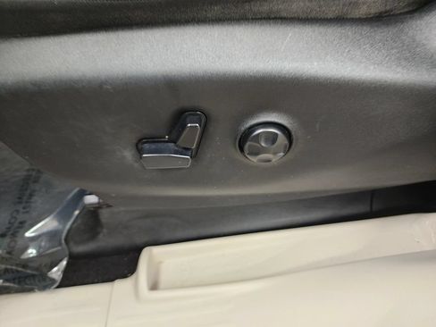 Used 2017 Chrysler Pacifica Touring-L FWD image 13