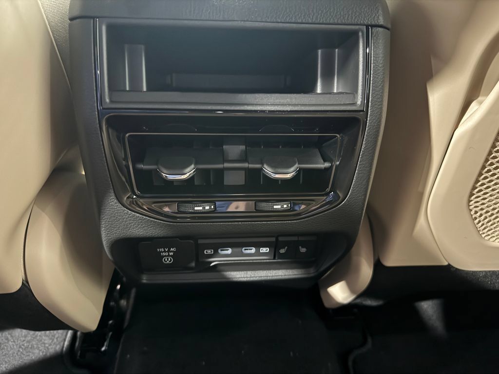 New 2026 Jeep Grand Cherokee Limited w/ Luxury Tech Group II AWD/4WD image 37