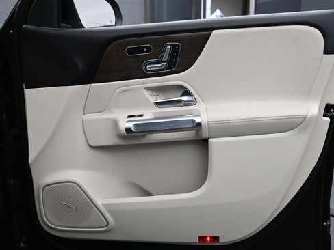 Used 2020 Mercedes-Benz GLB 250 4MATIC w/ Premium Package image 26