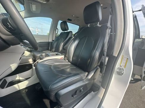 Certified 2022 Chrysler Pacifica Touring-L FWD image 13