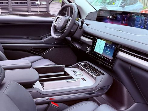 New 2025 Lincoln Navigator L Reserve AWD/4WD image 7
