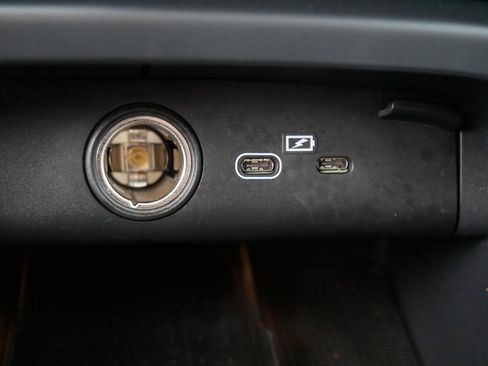 Certified 2025 Volvo XC40 B5 Plus AWD/4WD image 22