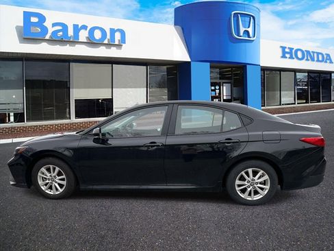 Used 2025 Toyota Camry SE FWD image 3