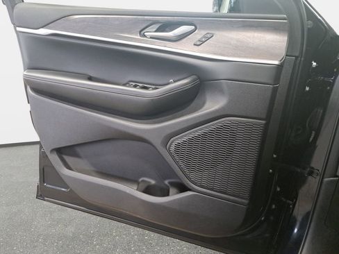 Certified 2024 Jeep Grand Cherokee Limited image 28