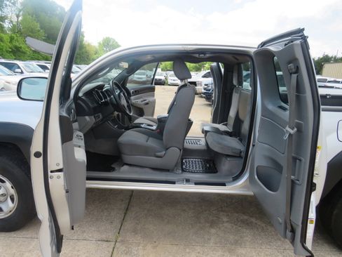 Used 2011 Toyota Tacoma PreRunner image 33