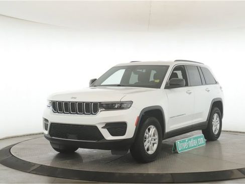 Used 2024 Jeep Grand Cherokee Laredo image 10