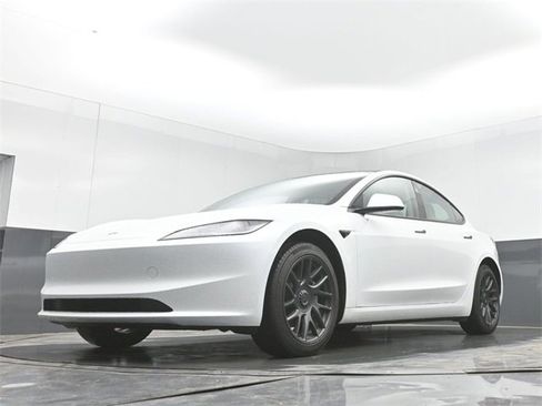 Used 2025 Tesla Model 3 Long Range image 39