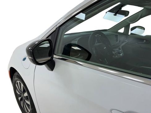 Used 2024 Chrysler Pacifica Select image 10