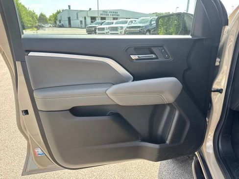 Used 2024 Chevrolet Colorado ZR2 w/ Technology Package AWD/4WD image 27