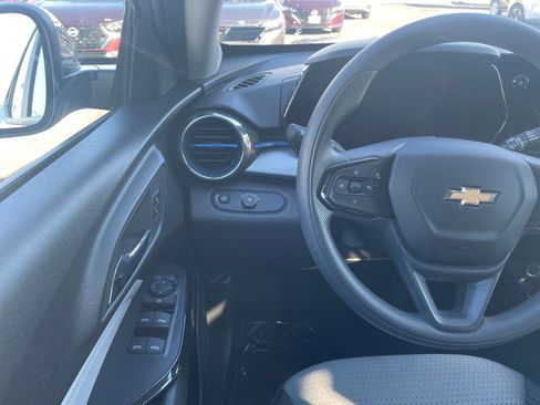 Used 2025 Chevrolet Trax LT image 33