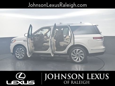 Used 2023 Lincoln Navigator Reserve image 28
