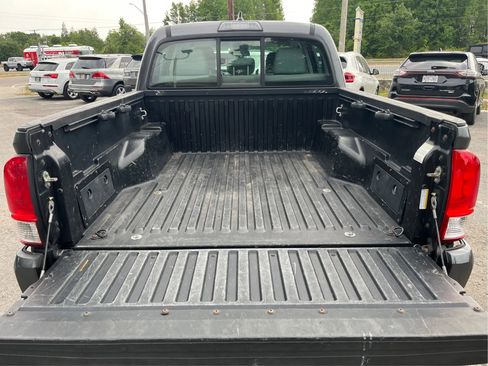 Used 2017 Toyota Tacoma SR RWD image 12