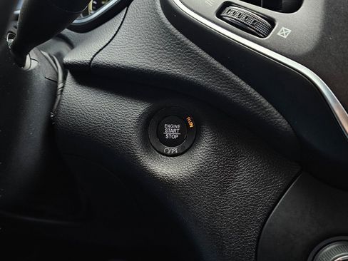 Used 2019 Jeep Cherokee Trailhawk w/ Comfort/Convenience Group image 10