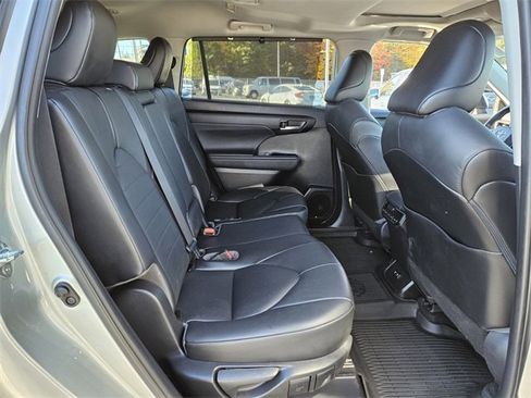 Used 2021 Toyota Highlander XLE image 15