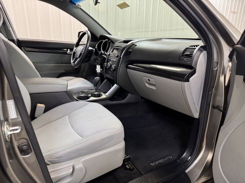 Used 2011 Kia Sorento LX image 24