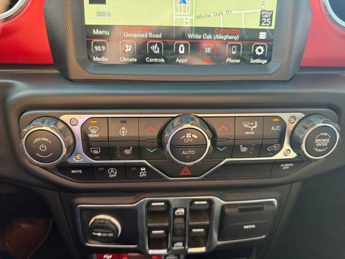 Used 2023 Jeep Wrangler Unlimited Rubicon w/ Cold Weather Group AWD/4WD image 33