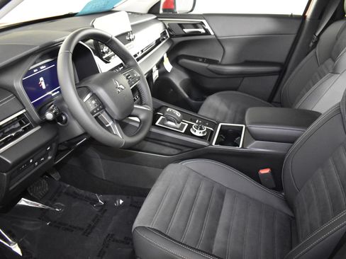 Used 2025 Mitsubishi Outlander SE image 14