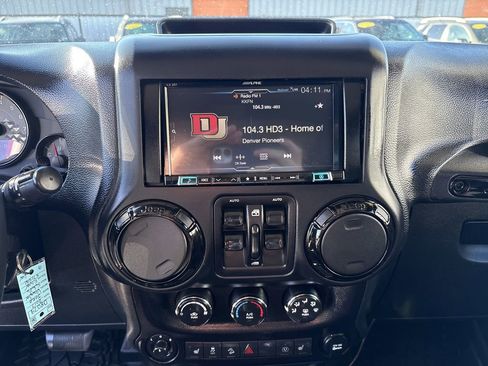 Used 2017 Jeep Wrangler Unlimited Sahara image 15