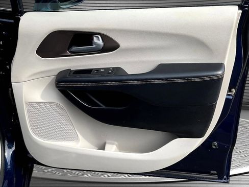 Used 2017 Chrysler Pacifica Touring-L image 26