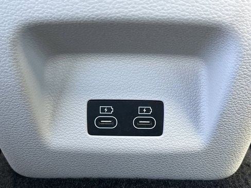 Used 2025 Genesis G70 2.5T image 19