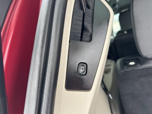 Used 2014 Dodge Grand Caravan SXT image 36