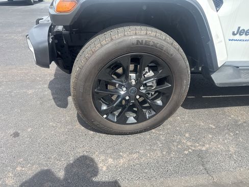 Used 2025 Jeep Wrangler Unlimited Sahara image 11