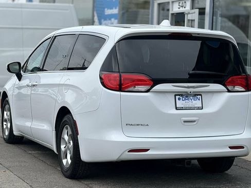 Used 2017 Chrysler Pacifica LX w/ Tire & Wheel Group FWD image 3