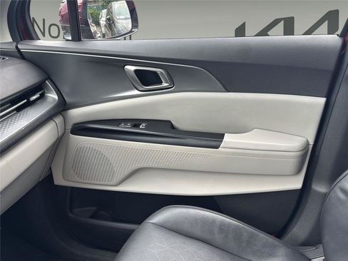 Used 2022 Kia Carnival LX FWD image 29