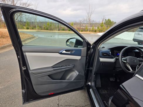 Used 2024 Volkswagen Taos SE image 19