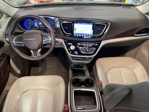 Used 2018 Chrysler Pacifica Touring-L Plus w/ Advanced Safetytec Group FWD image 27