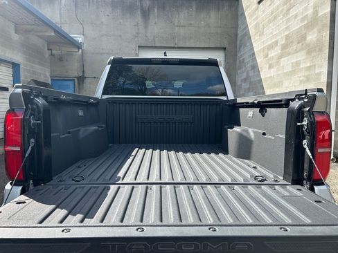 Used 2025 Toyota Tacoma SR5 AWD/4WD image 22