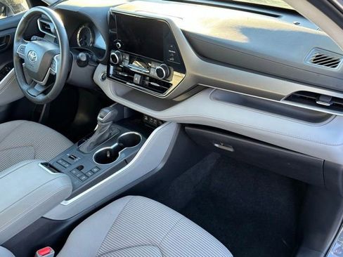 Used 2024 Toyota Highlander LE image 24