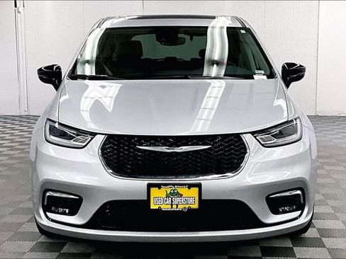 Used 2024 Chrysler Pacifica Limited image 4