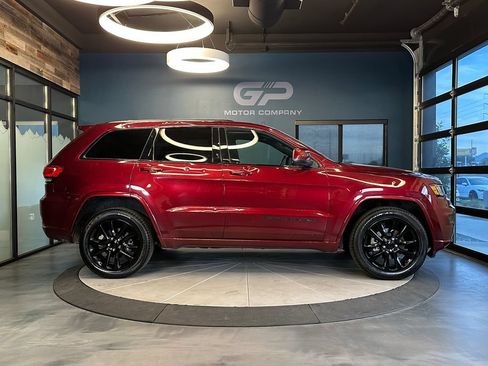 Used 2019 Jeep Grand Cherokee Altitude AWD/4WD image 2