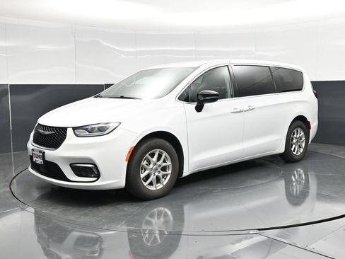 Used 2024 Chrysler Pacifica Touring-L FWD image 6