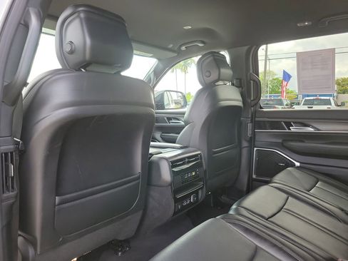 Used 2024 Jeep Wagoneer L Series II w/ Flexible Seating Group AWD/4WD image 16