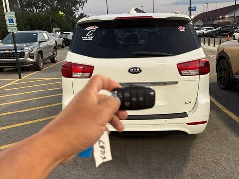 Used 2016 Kia Sedona LX w/ Option Group 020 FWD image 4