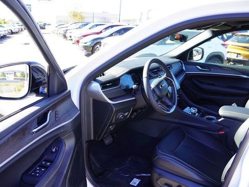 New 2025 Jeep Grand Cherokee Limited w/ Black Appearance Package image 10