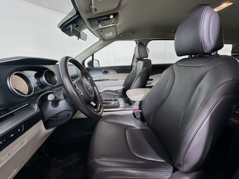 Used 2024 Kia Carnival LX image 13